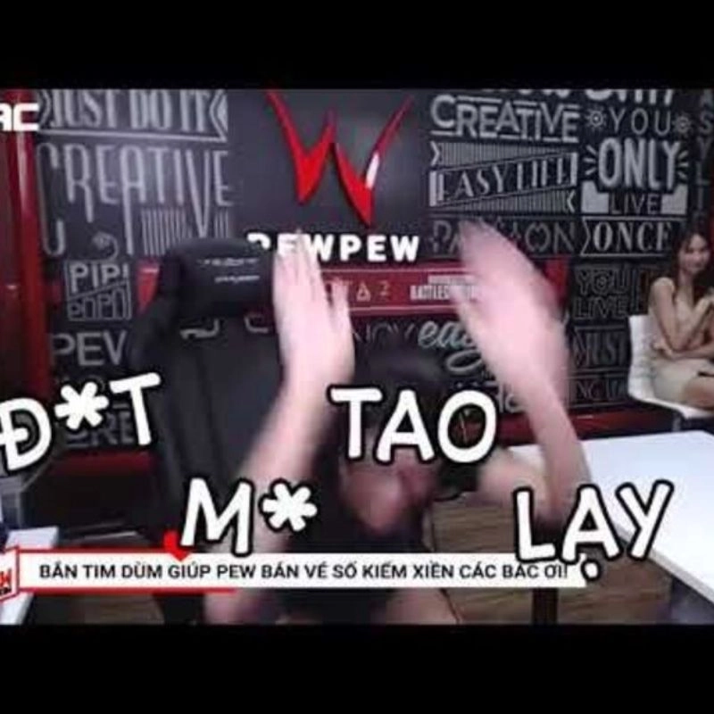 Streamer PewPew giơ hai tay lên đầu