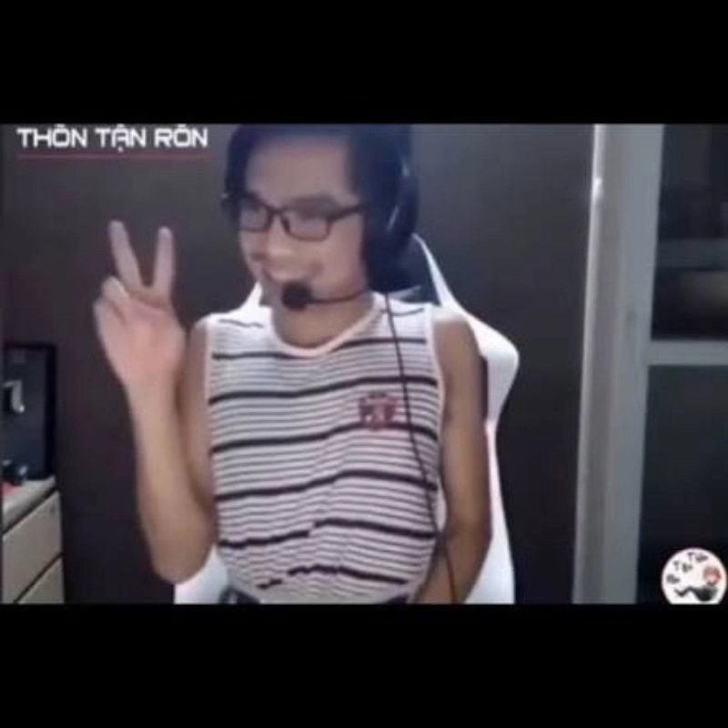 ewPew đeo tai nghe, giơ hai ngón tay tạo dáng