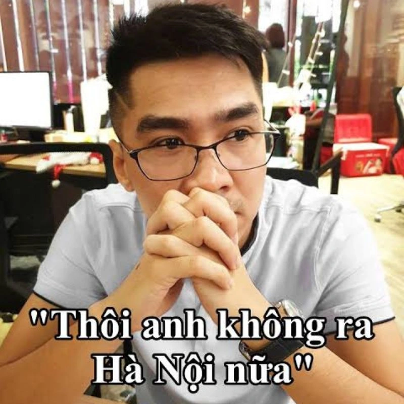PewPew đan tay vào nhau với vẻ mặt nghiêm nghị