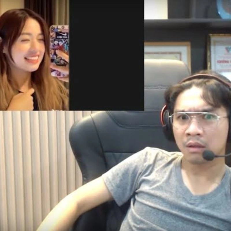 PewPew đeo tai nghe, gương mặt bất ngờ khi reaction cùng thánh nữ thả thính Trần Thanh Tâm