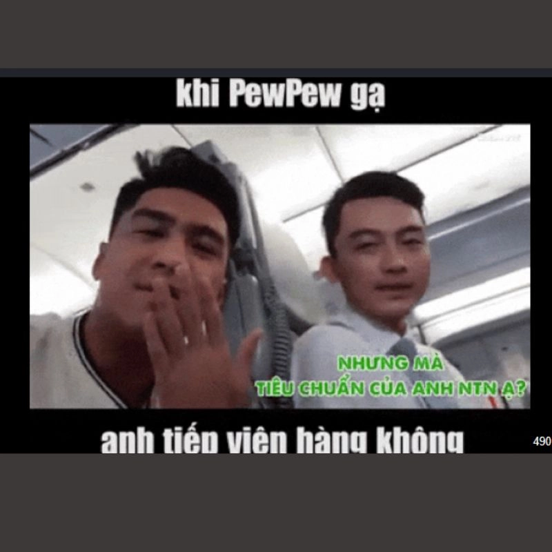 Hình ảnh cắt từ clip PewPew đang trò chuyện cùng tiếp viên hàng không