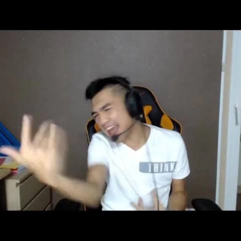 PewPew đeo tai nghe, gương mặt biểu cảm hài hước khi quơ tay trên sóng stream