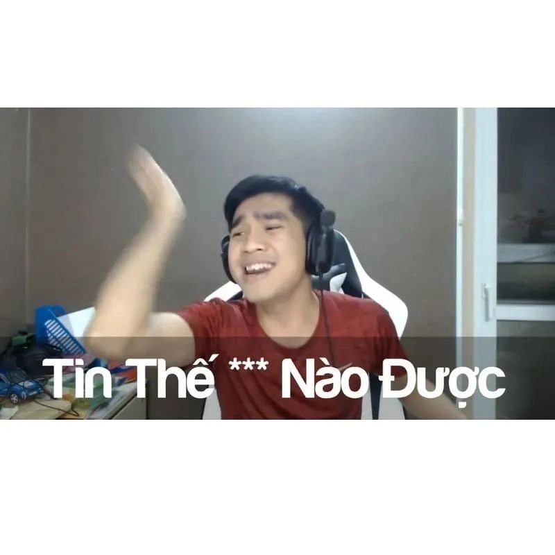 Streamer PewPew giơ tay phản đối cùng dòng chữ "Tin thế *** nào được"