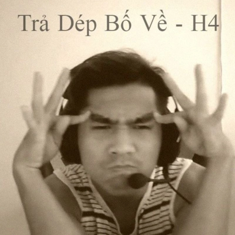 Ảnh trắng đen PewPew làm động tác hài hước với câu nói "Trả dép bố về"