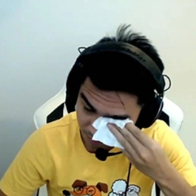 Hình ảnh PewPew cầm khăn giấy lau nước mắt khi đang livestream