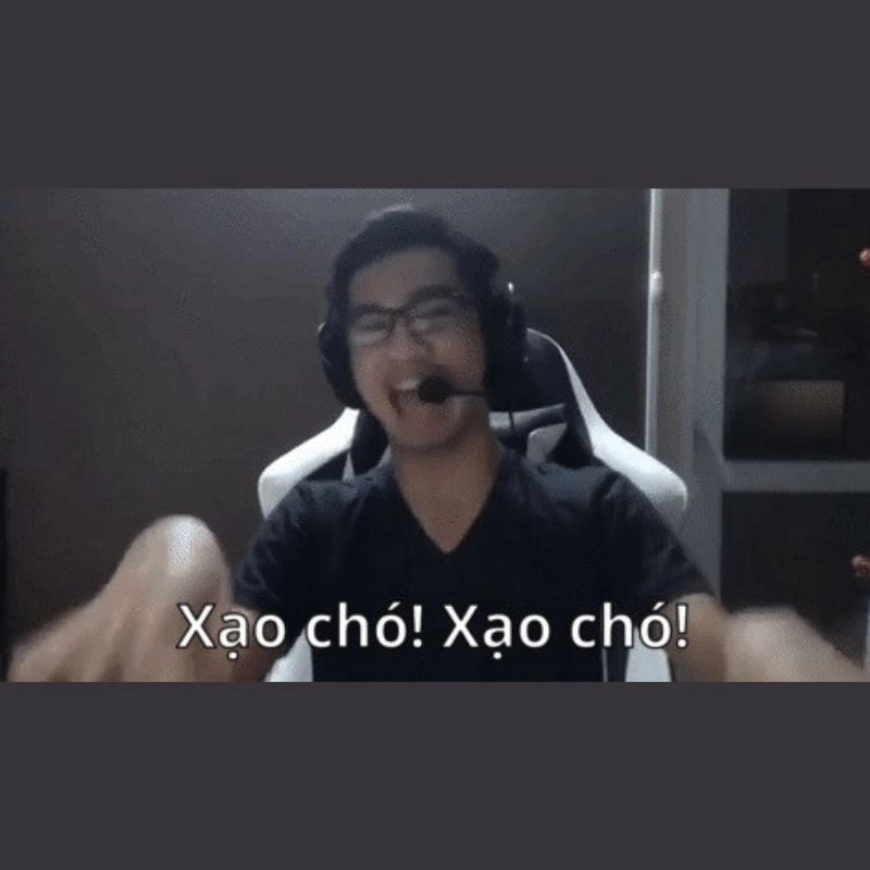 Gương mặt biểu cảm mạnh mẽ của PewPew với dòng chữ "Xạo chó" trên livestream