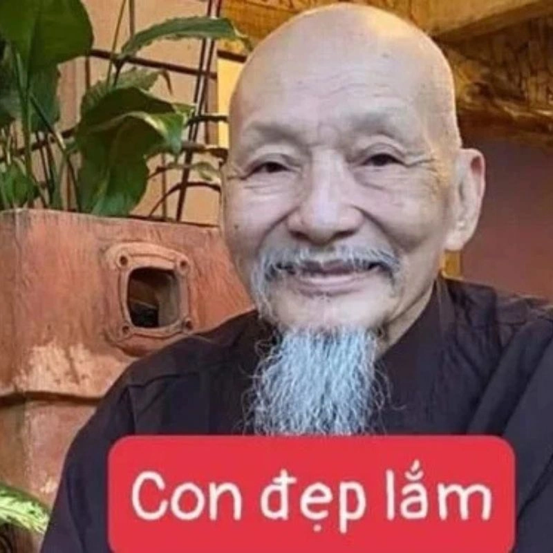 Ảnh meme thầy ông nội cười tươi với chú thích "Con đẹp lắm"