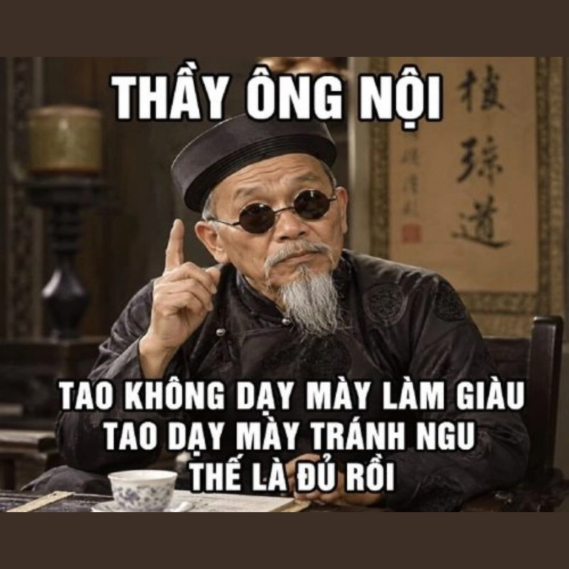 Thầy ông nội đeo kính đen, giơ ngón tay chỉ dạy đạo lý