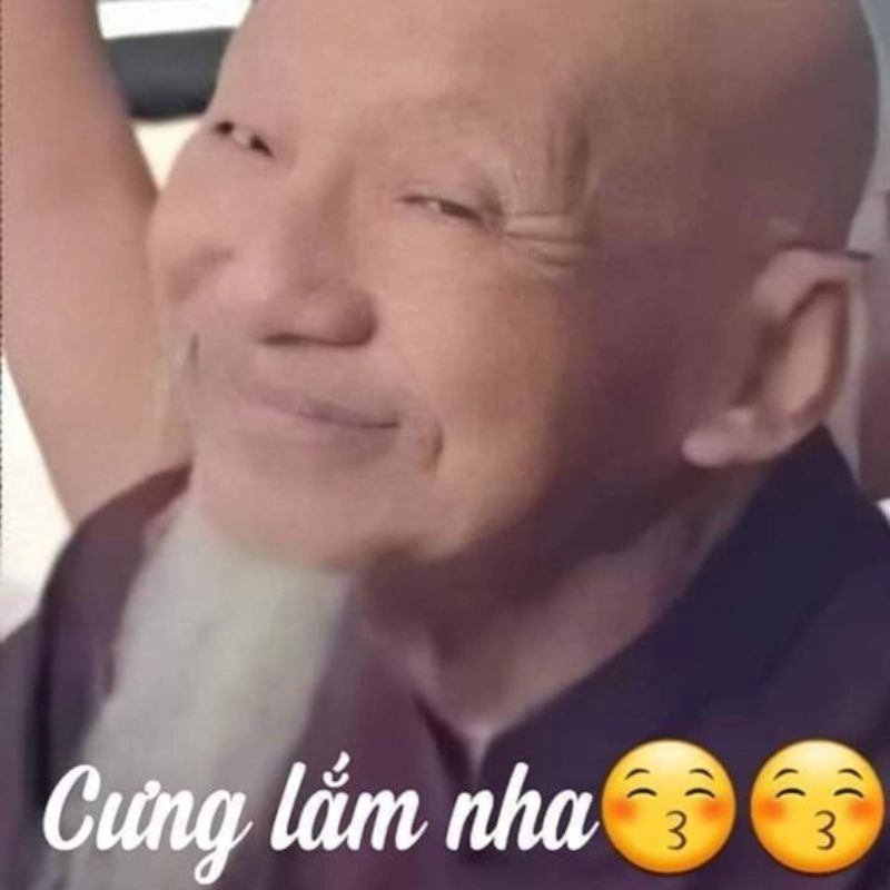 Hình ảnh thầy ông nội cười mỉm đầy yêu thương với caption "Cưng lắm nha"
