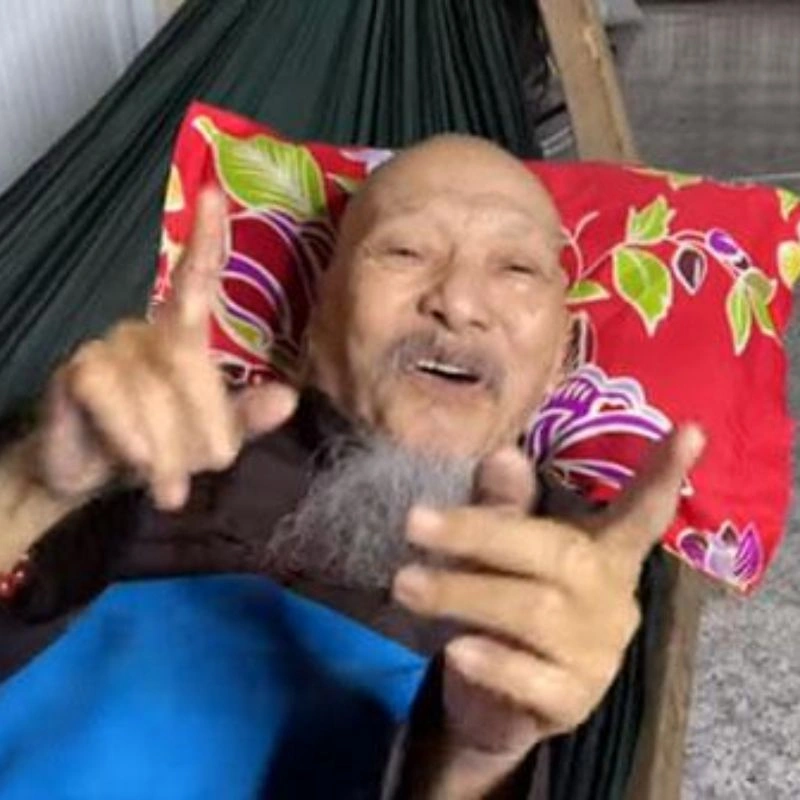 Thầy ông nội nằm trên võng, ngón tay chỉ thẳng về phía trước trong meme gây cười