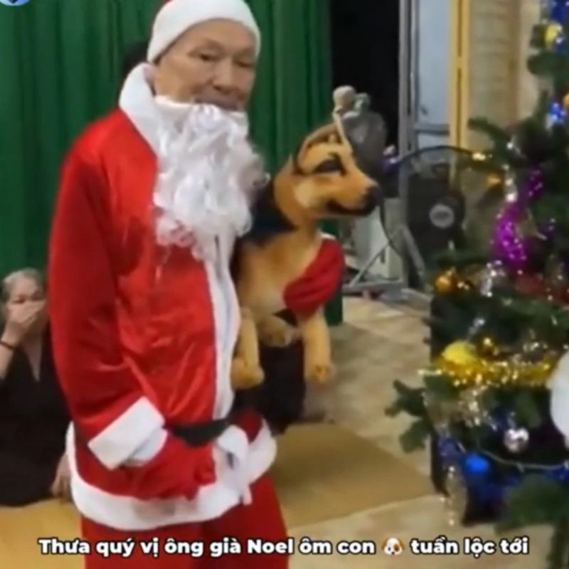 Thầy ông nội hóa trang thành ông già Noel ôm thú cưng