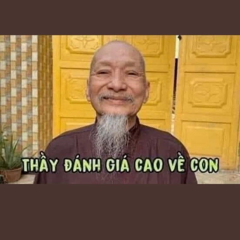 Meme thầy ông nội cười nhẹ nhàng sau cánh cửa vàng cùng dòng chữ khen ngợi