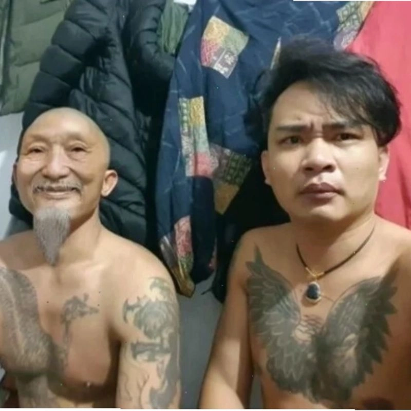Thầy ông nội chụp ảnh selfie cùng một người đàn ông xăm trổ đầy mình