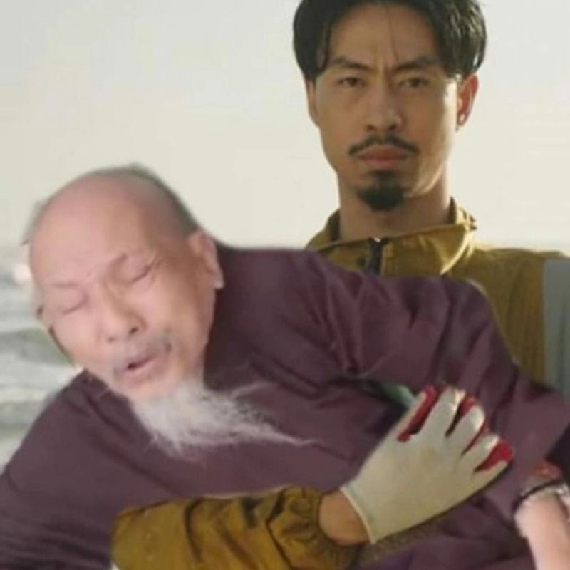 Meme hài hước thầy ông nội được Đen Vâu bế trên tay trên bãi biển