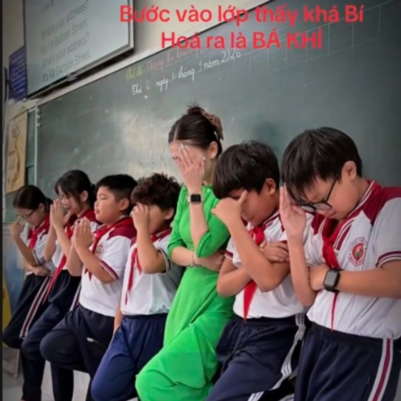 Cô giáo và học sinh cùng tạo dáng bá khí trong lớp