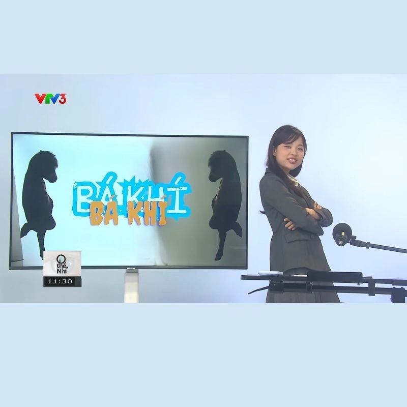 BTV truyền hình VTV3 đứng cạnh màn hình chiếu thông điệp trend Bá Khí