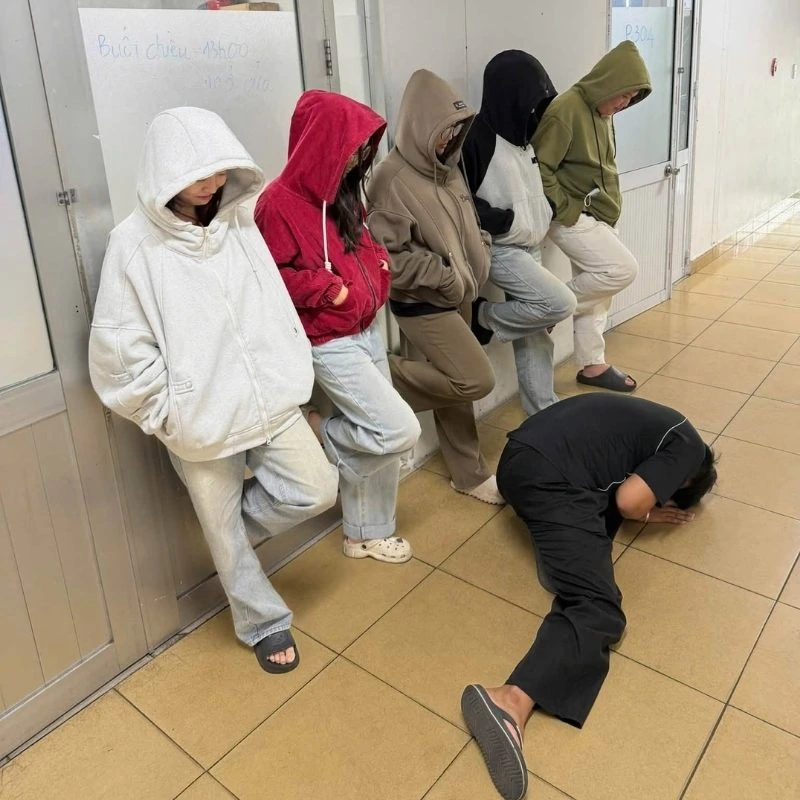 Nhóm bạn mặc áo hoodie cosplay meme bá khí dựa tường