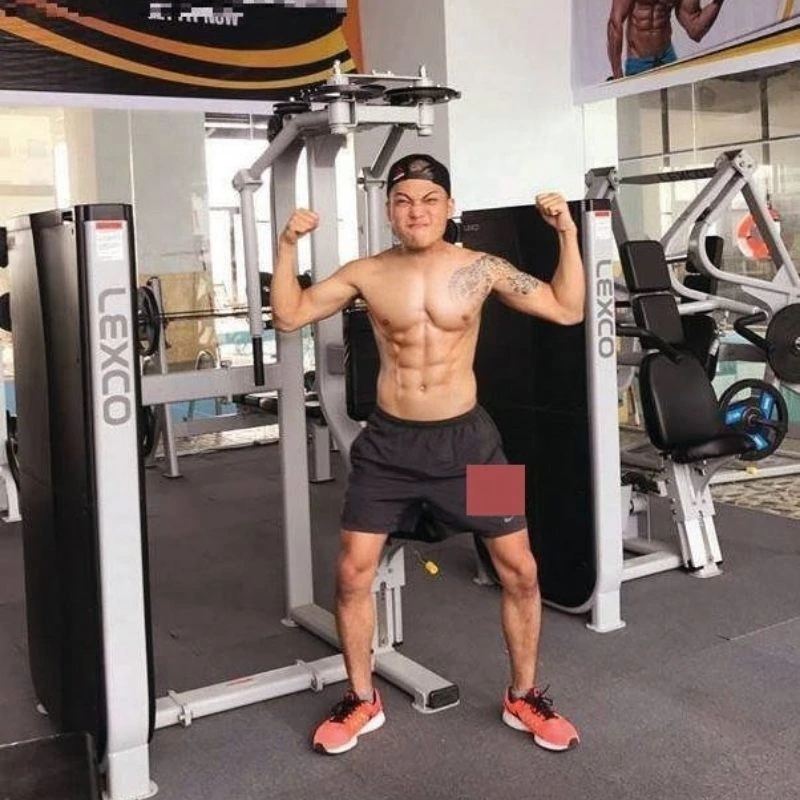 Ảnh người đàn ông tập gym để có cơ bụng 6 múi