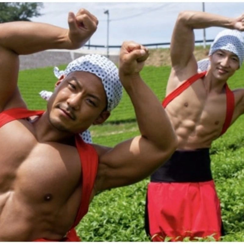 Ảnh 2 người đàn ông bụng 6 múi tạo dáng đáng yêu