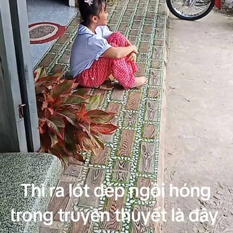 Meme cô bé ngồi lót dép hóng chuyện hàng xóm