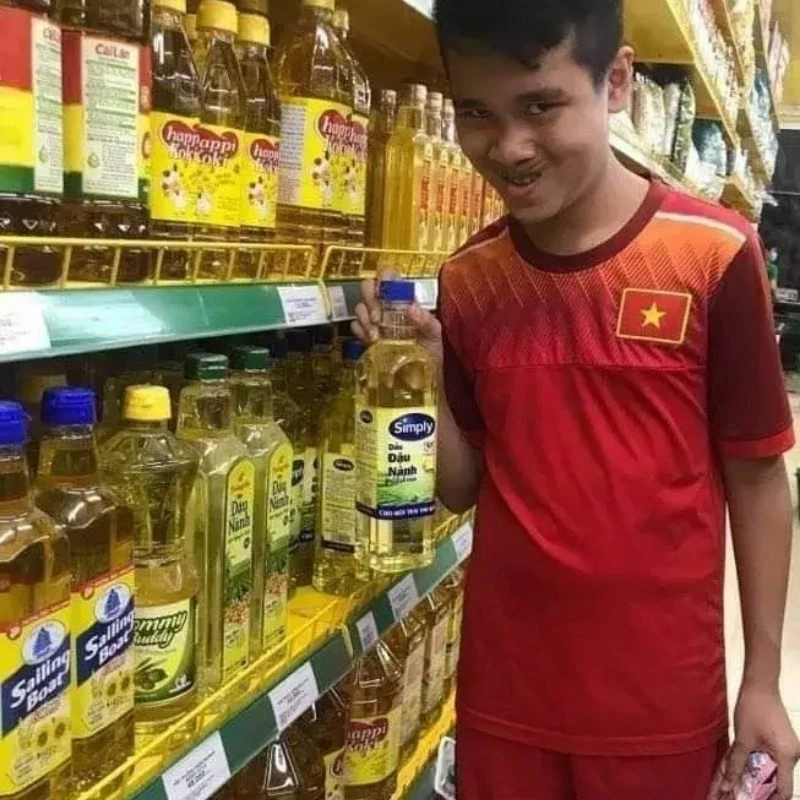 Ảnh chế thanh niên mặc áo cờ đỏ sao vàng cầm chai dầu Simply cười nham hiểm