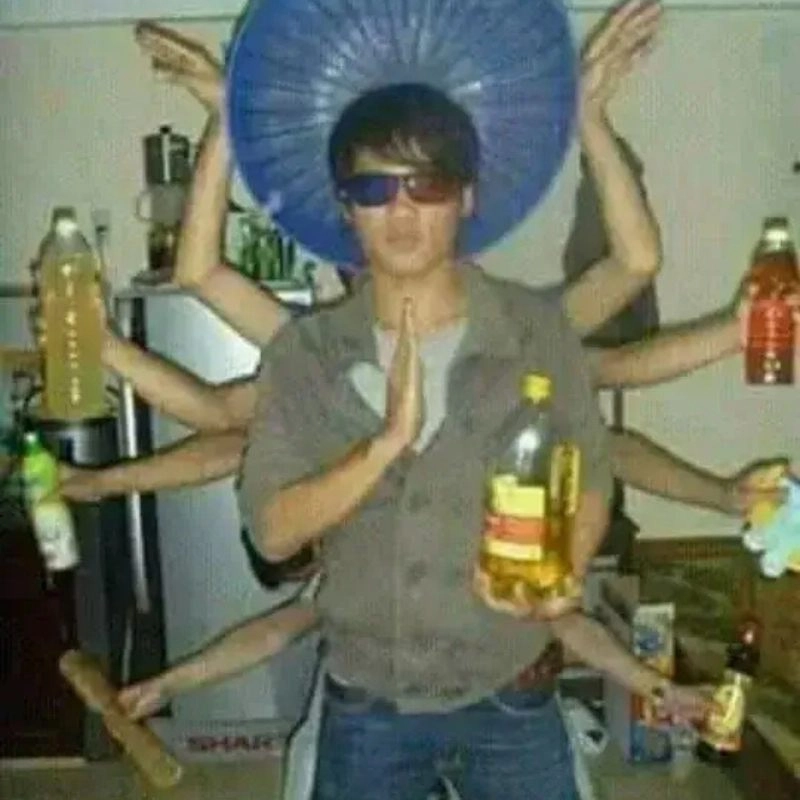 Thanh niên hóa thân Phật nghìn tay cầm chai dầu ăn và các loại gia vị hài hước