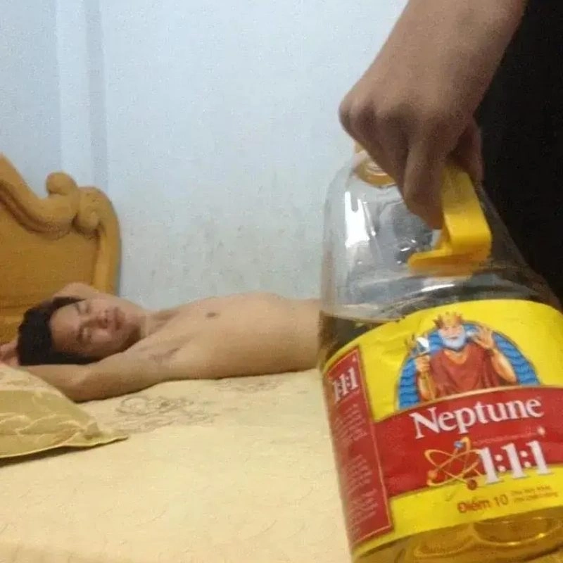 Ảnh meme dầu ăn Neptune can lớn được cầm đi vào phòng có người đang nằm ngủ