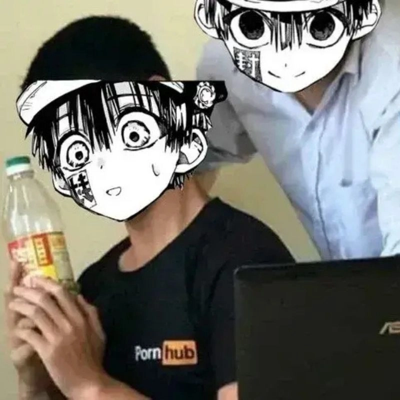 Ảnh chế hai nhân vật anime ghép mặt vào bối cảnh cầm chai dầu ăn ngồi trước laptop