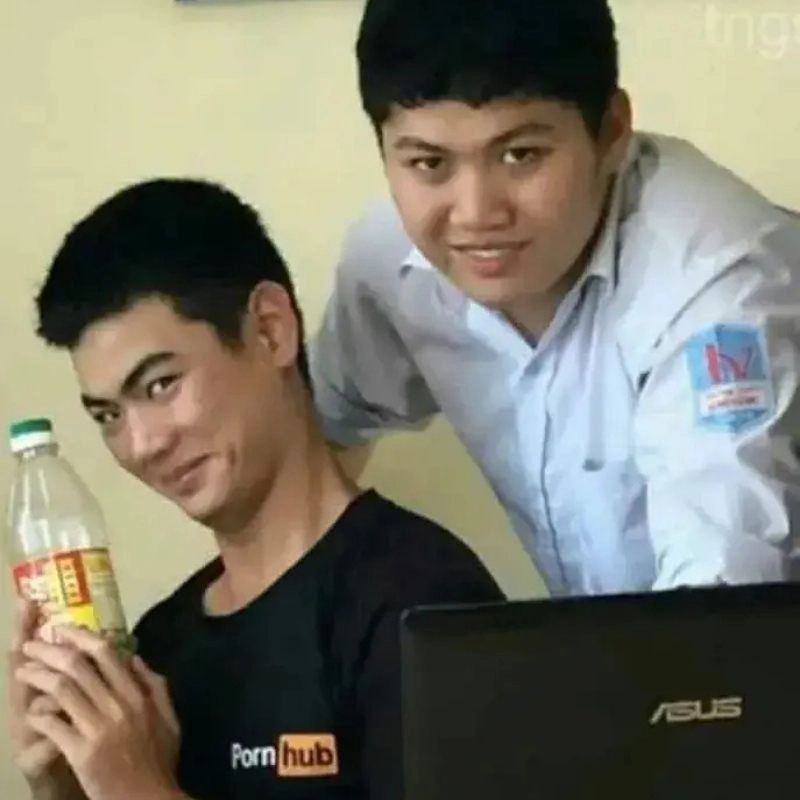 Ảnh chế hai nam sinh cầm chai dầu ăn cười ám ảnh trước màn hình laptop