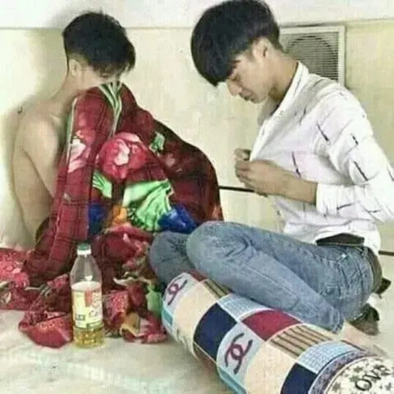 Meme dầu ăn chai dầu Cái Lân trên giường cạnh thanh niên cởi trần mặc quần jeans