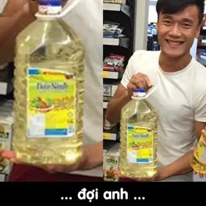 Ảnh chế thủ môn Bùi Tiến Dũng cầm can dầu ăn Simply cười tươi rói