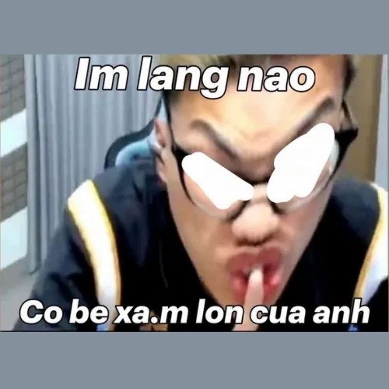 Ảnh chế streamer đeo kính ghé sát màn hình đưa ngón tay lên môi siêu bựa