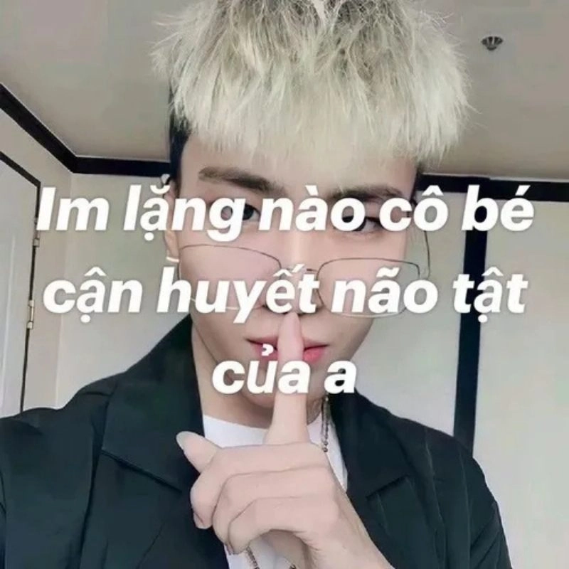 Trai đẹp đeo kính nháy mắt đưa ngón tay lên môi chèn câu chữ cà khịa