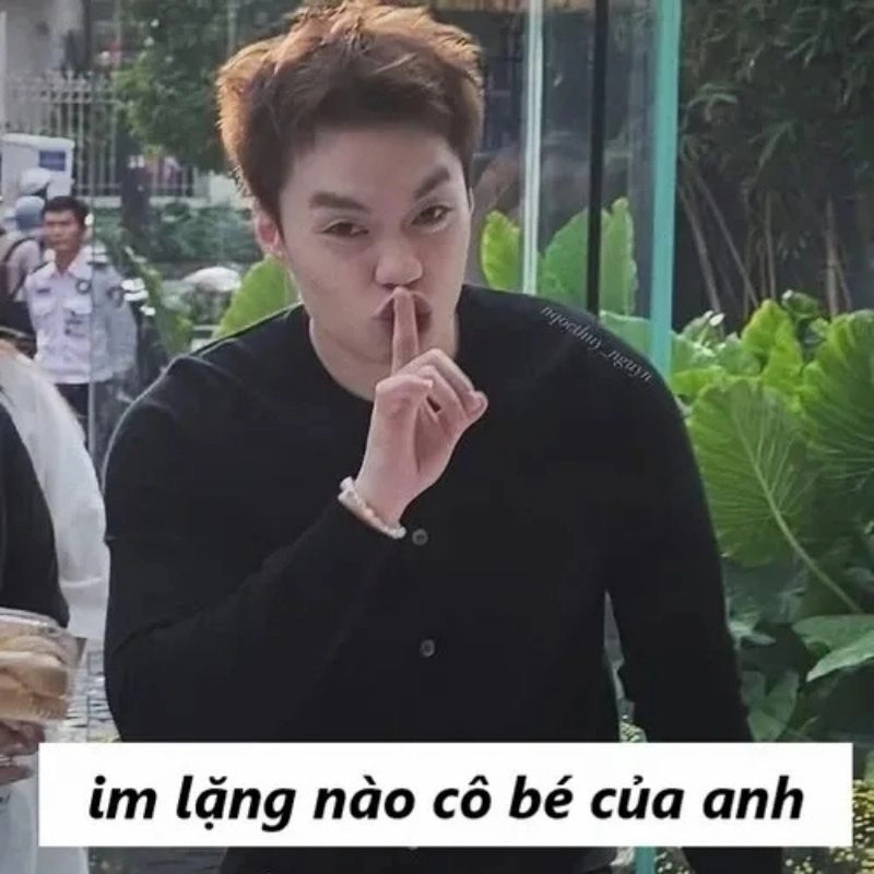 Ảnh meme Negav mặc áo đen biểu cảm nhăn mặt chu môi ra hiệu im lặng