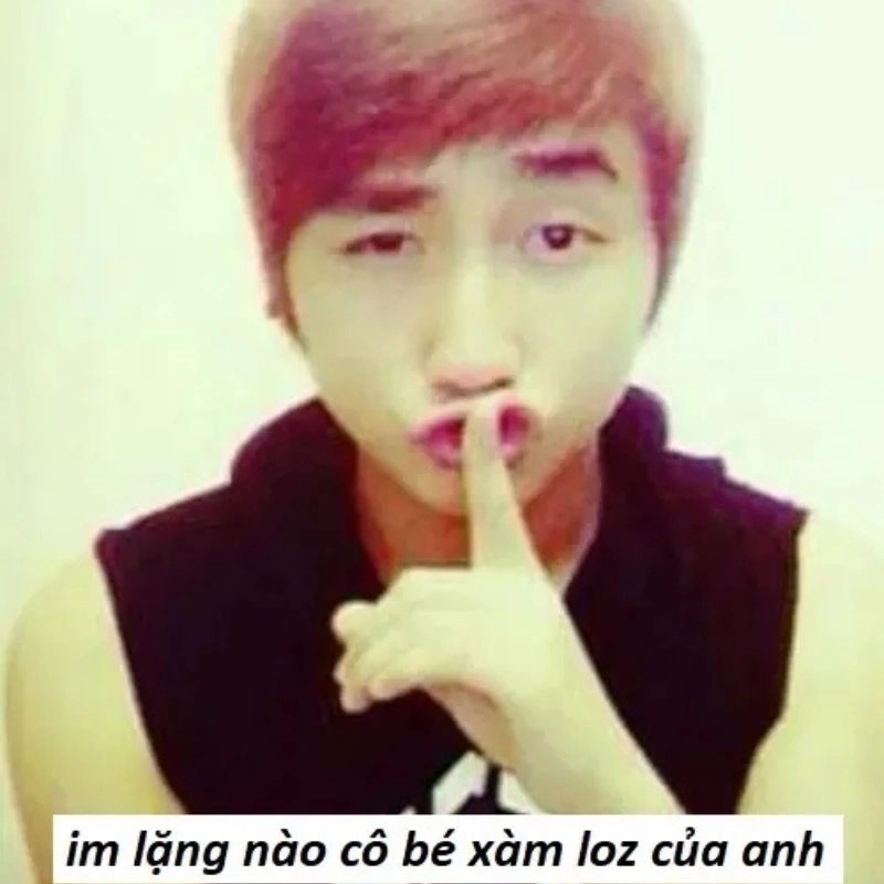 Ảnh chế nam thanh niên nhuộm tóc đỏ chu môi áp ngón tay trỏ nhắc giữ im lặng