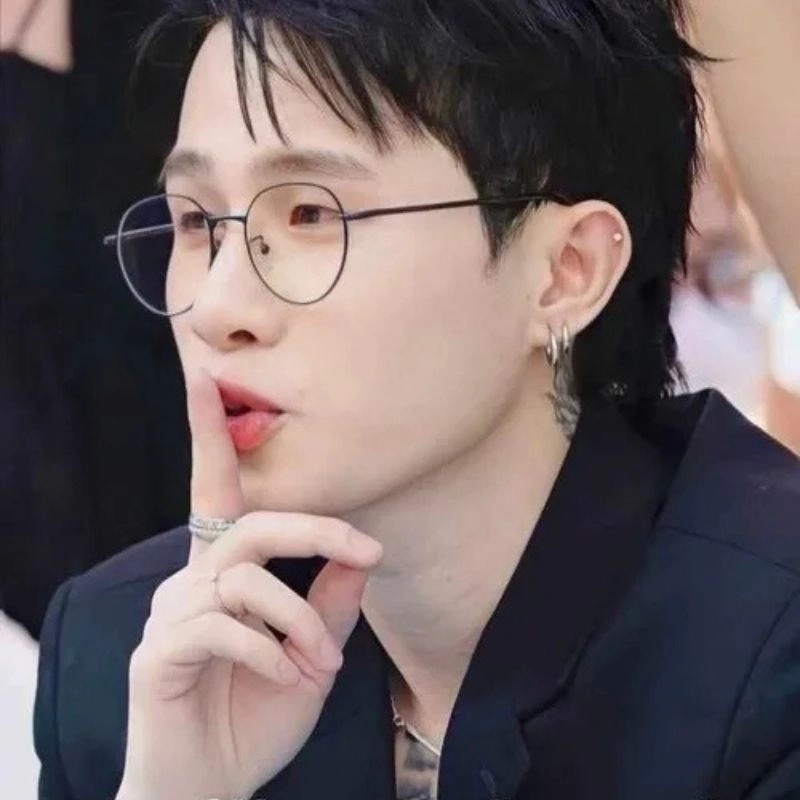 Ảnh meme trai đẹp đeo kính đưa ngón tay lên môi biểu cảm giữ bí mật