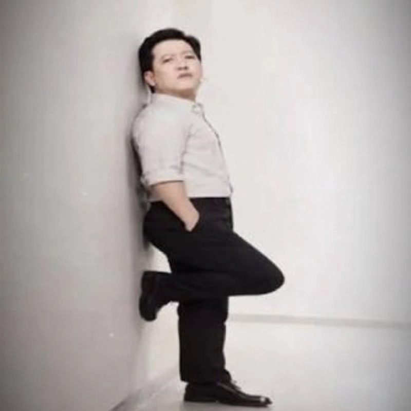 Trường Giang dựa tường meme
