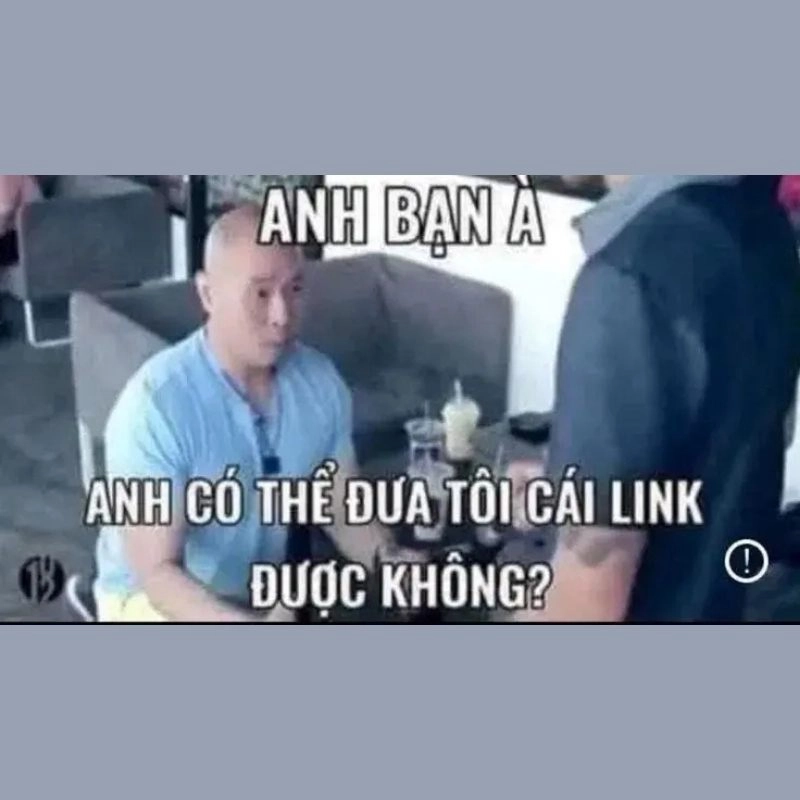 Người đàn ông trọc đầu chắp tay lịch sự xin link tư liệu đầy khẩn khoản