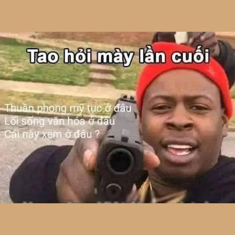 Người đàn ông đội mũ đỏ chĩa súng thẳng vào ống kính chất vấn về thuần phong mỹ tục và nguồn link