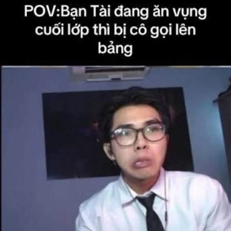 Ảnh chế khoảnh khắc đang ăn vụn dưới lớp thì bị cô giáo gọi lên bảng